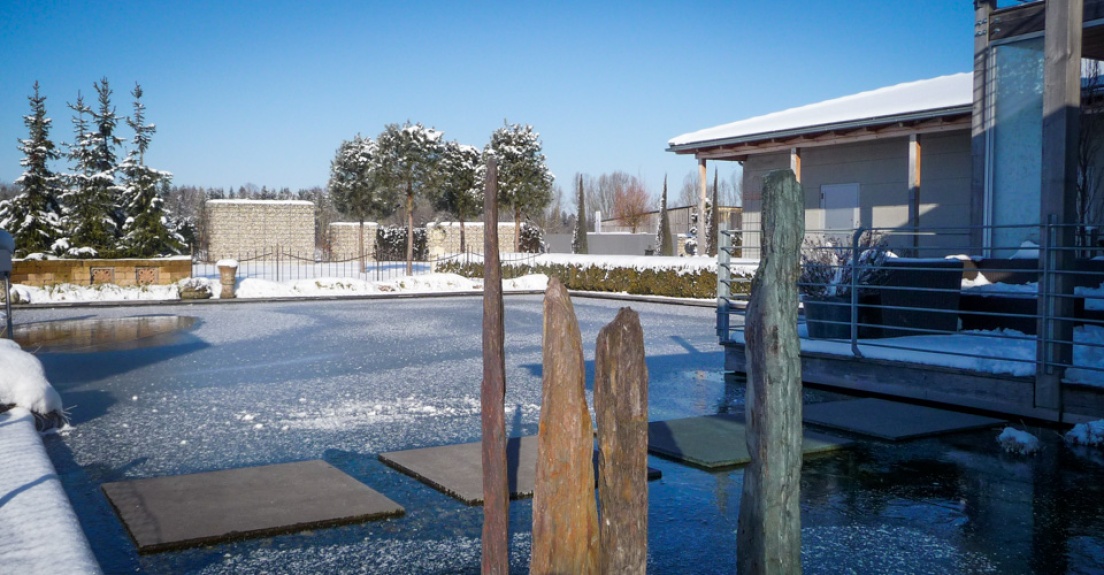 winterlandschaft, gartenanlage mit schwimmteich